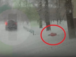 Падение беременной женщины в снег из окна роддома попало на видео