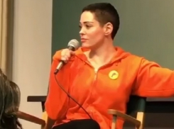 Звезда «Зачарованных» защитила вагину от трансгендера и выявила изнасилование через 29 лет