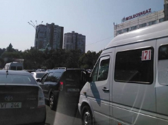 Огромные пробки парализовали центр Кишинева