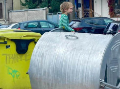 Кишиневские реалии: ребенок копается в мусорном баке на фоне люксовых авто и Armani