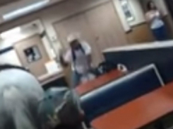 Горячие танцы в бургерной мужчины на белом коне попали на видео