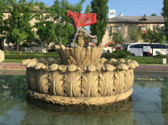 Необычный «памятник» у кишиневского вокзала появился после похищения в супермаркете