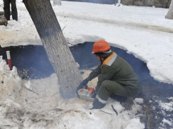 Огромный кратер на тротуаре поразил жителей Кишинева