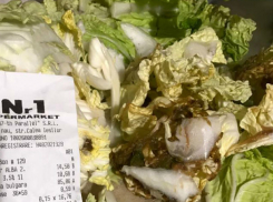 Зловещее содержимое купленного девушкой салата в супермаркете Кишинева вызвало бурные эмоции молдаван