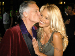 Полуголая Памела Андерсон сняла откровенное видео на прощание с основателем Playboy 