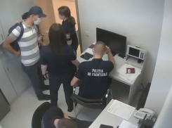 Позорный английский и загребущие руки - опубликовано видео с пограничниками-взяточниками