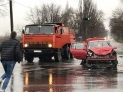 Автомобиль Renault врезался в самосвал на окраине Кишинева: виноват желтый свет