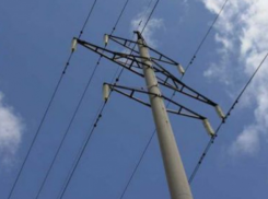 В Ниспоренах подросток решил поиграть на 6-метровом электрическом столбе и упал с него