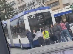 Пассажирам пришлось толкать троллейбус по центральной улице Кишинева