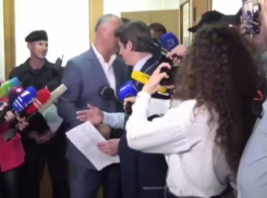 Комичный эпизод приключился после заседания по «делу Додона»