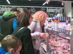 В последние часы перед новым годом жители Кишинева штурмуют магазины