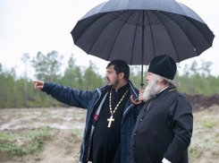 Бес попутал: нападение священника-молдаванина на полицейских в Сургуте показали на видео  