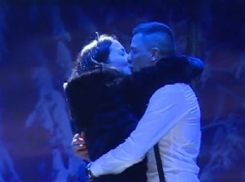 Влюбленный юноша предложил девушке стать его женой на новогодней сцене в Оргееве