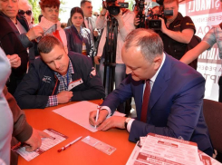 Игорь Додон первым поставил подпись за отставку Дорина Киртоакэ 