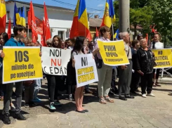 В Кишиневе проходит массовый митинг против задержания Додона