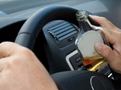 Пьяный водитель врезался в рождественскую елку на Чеканах