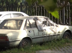 Брошенные автомобили занимают парковочные места в столице: проблема не решается годами 