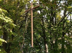 Висящий над тротуаром столб-крест угрожает жителям столицы