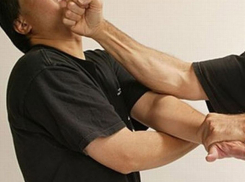 Свирепый мужчина сломал нос сотруднику горгаза, приревновав его к сексуальной жене в Дубоссарах