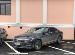 Занявших парковку водителей у знаменитого монастыря под Кишиневом назвали одержимыми бесами