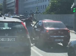 Бокс на одной из столичных улиц - один из водителей набросился с кулаками на другого