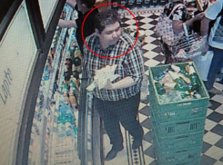 Карманник похитил крупную сумму денег у пассажира столичного троллейбуса