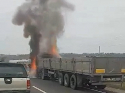 Горящий на трассе под Кишиневом грузовик сняли на видео