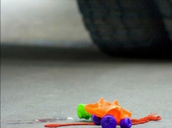 Трехлетняя девочка погибла на глазах мамы под колесами автомобиля в Сынжерейском районе