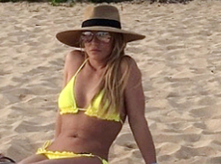 Сзади пионерка, спереди пенсионерка: точеная фигура и усталое лицо Бритни Спирс вызвали споры