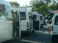 Девушка, выходившая из столичной маршрутки, получила травмы из-за нервного водителя 