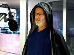 Внезапную смерть румынского телеведущего российского происхождения полиция признала странной 