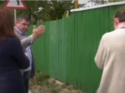 Скандал в Сэлкуце: тротуар под угрозой из-за забора на общественной земле