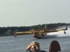 Самолет врезался в мачту корабля с туристами: инцидент был снят на видео