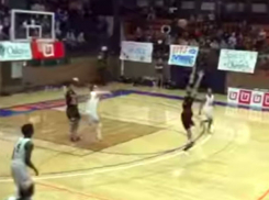Феноменальный бросок на последней секунде матча, сделавший баскетболиста звездой, попал на видео