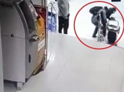 Упавшая коляска с ребенком на спуске в торговом центре Кишинева попала на камеры видеонаблюдения