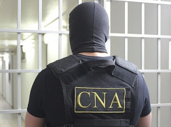 Адвокат и полицейский одновременно потребовали взятку у гражданина Молдовы за возврат автомобиля