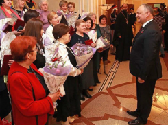 Президент Молдовы наградил выдающихся женщин орденами и медалями