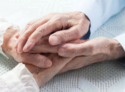 Муж и жена в Бендерах умерли в один день из-за странной жидкости бордового цвета