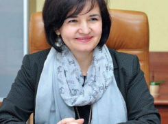 Министр культуры Моника Бабук жевала жвачку во время дефиле на модном показе 