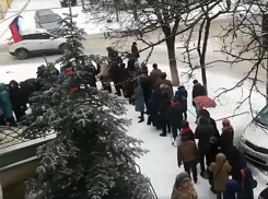 Огромная очередь желающих проголосовать на выборах президента России выстроилась в Кишиневе 