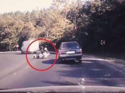 Зрелищное ДТП с участием байкера под Кишиневом сняли на видео