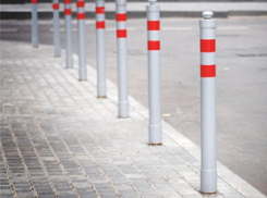 На четырех столичных улицах появились парковочные столбики