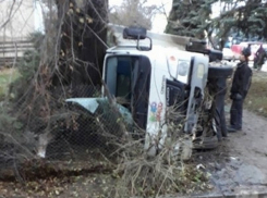 Грузовик врезался в дерево и перевернулся в центре Ниспорен: водитель серьезно пострадал