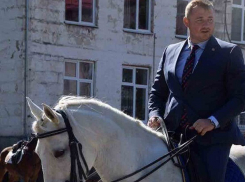 Гарцующий на белом коне руководитель полиции  стал объектом обожания женщин Кишинева