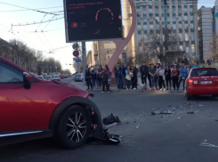 Жесткое столкновение автомобилей на оживленном перекрёстке в Кишиневе попало на видео