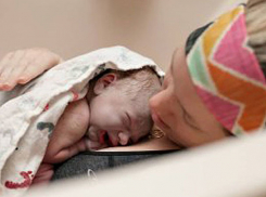 Две женщины во время праздников родили дома без помощи врачей