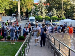 С раннего утра у Дворца Республики образовалась огромная очередь