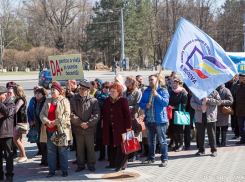 Учителя грозят забастовкой и блокированием экзаменов, если им не повысят зарплаты на 50%