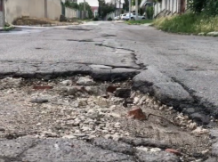 Жители одной из столичных улиц жалуются на катастрофическое состояние дороги