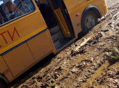На юге Молдовы школьный автобус застрял в «болоте»